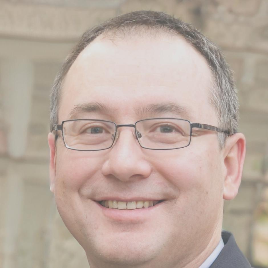 Ritratto di Damiano Fenu, responsabile marketing di un'azienda locale